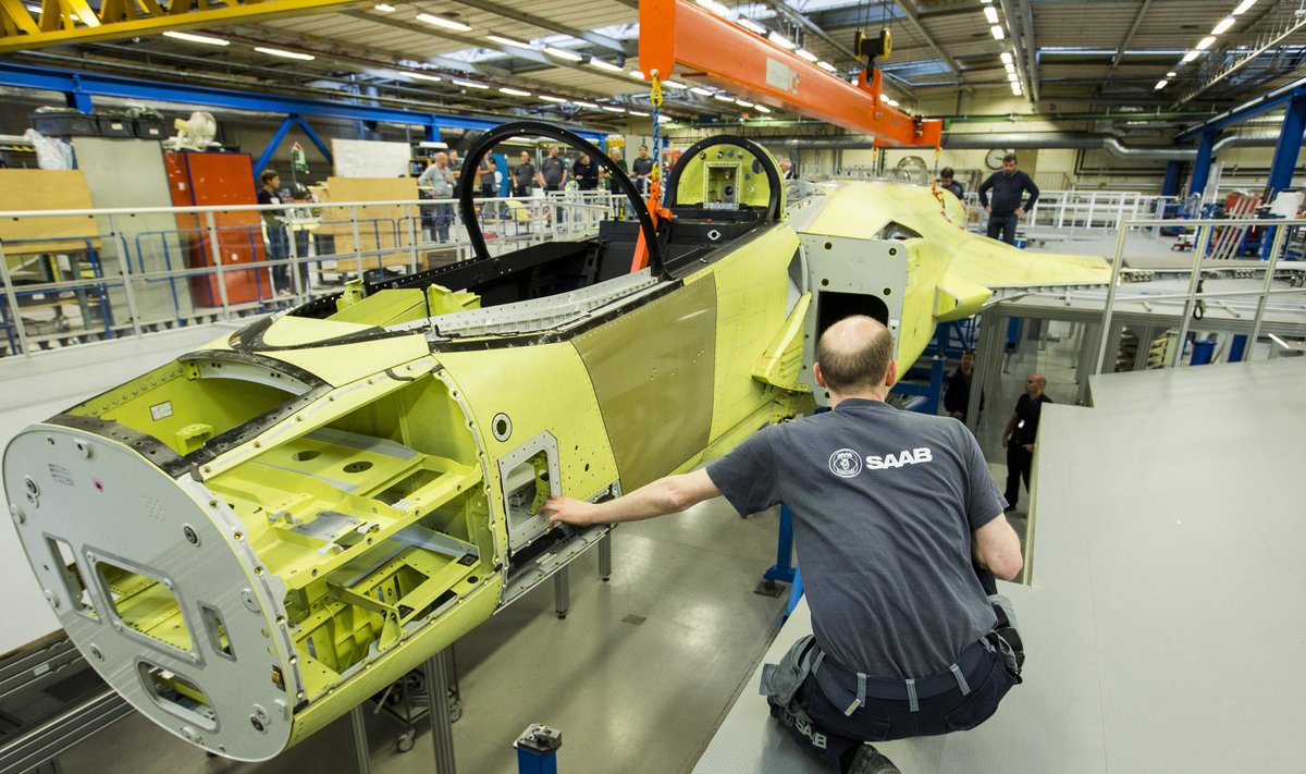 Gripen E hävituslennuki koostamine Saabi tehases Rootsis.