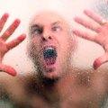 Naine on hädas: mu mees käib duši all korra kolme päeva tagant