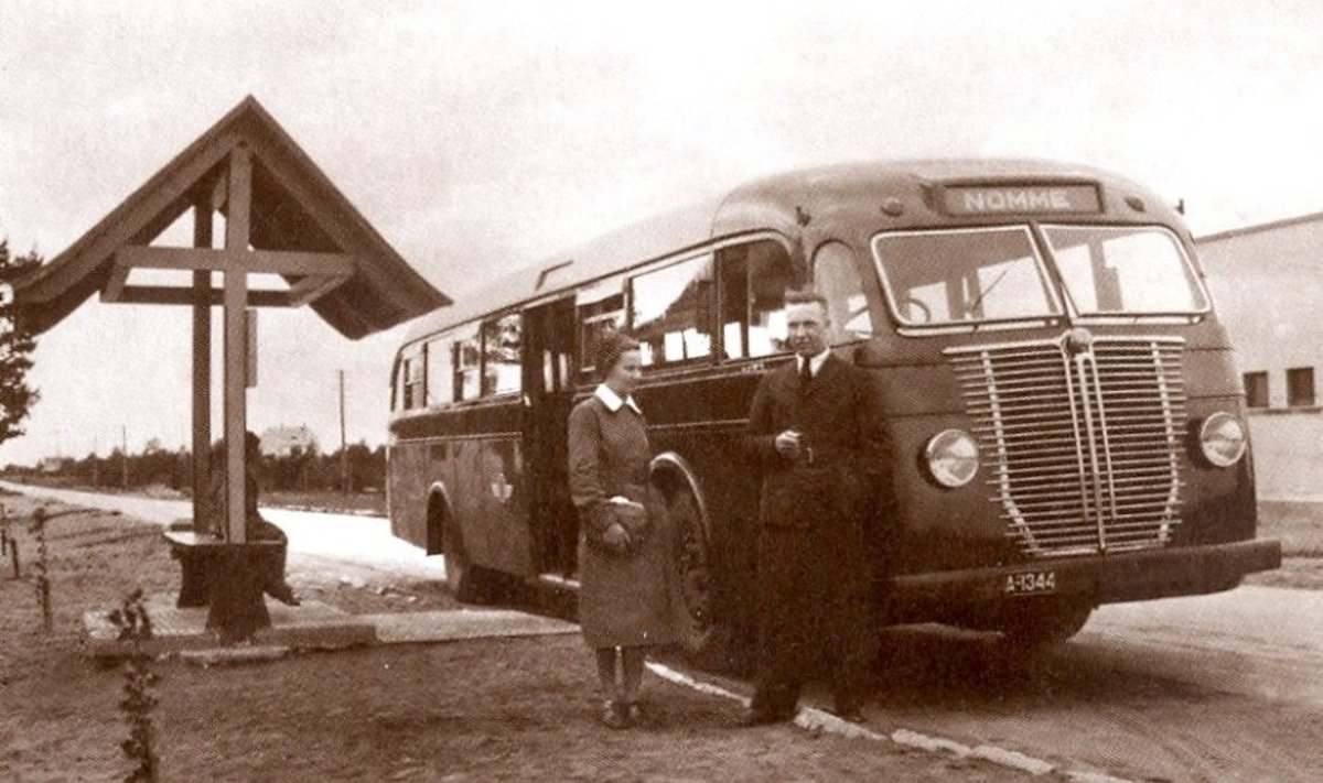 Bussipeatus Vabaduse puiesteel 1930.aastatel. (foto: Leho Lõhmuse erakogu)