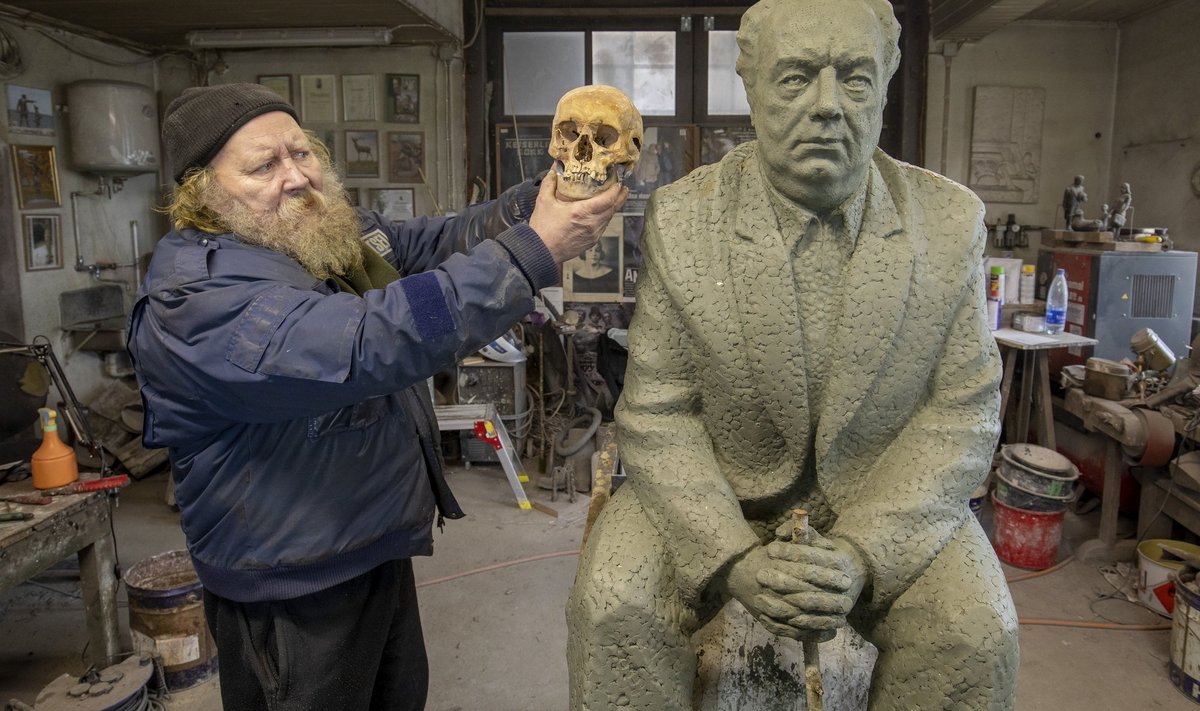 Kuigi savist Juhan Peegel tundub olevat elusuuruses, on tegelikuks mõõduks ikkagi umbes 1,2 korda enam, selgitab skulptor Aivar Simson oma ateljees Tammispeal, abiks Leonhard Lapinilt päranduseks saadud kolp.