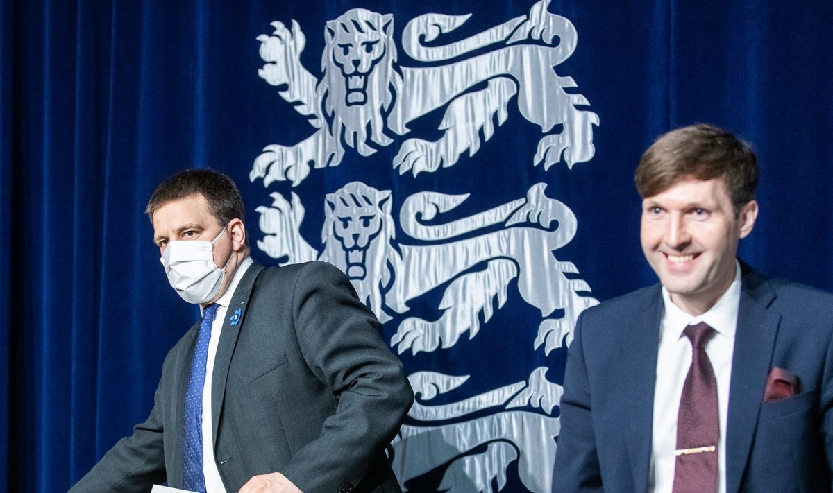 Vasakul peaminister Jüri Ratas, paremal rahandusminister Martin Helme.