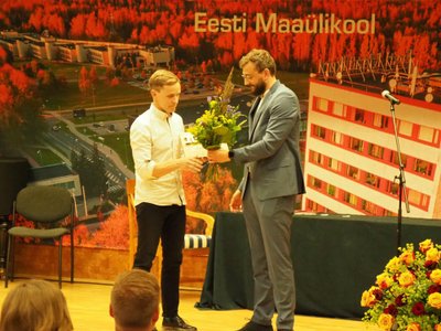 RMK preemia parima metsamajandamise magistritöö eest sai Jano Lepik, seda annab üle RMK juhatuse liige Erko Soolmann.