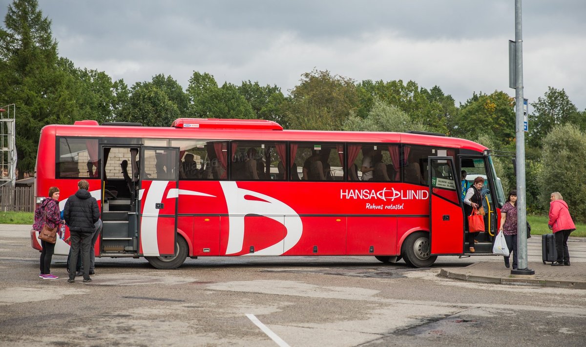 Hansa Liinide Viljandi–Valmiera buss on peaaegu Läti rahvusvärvide jumega.