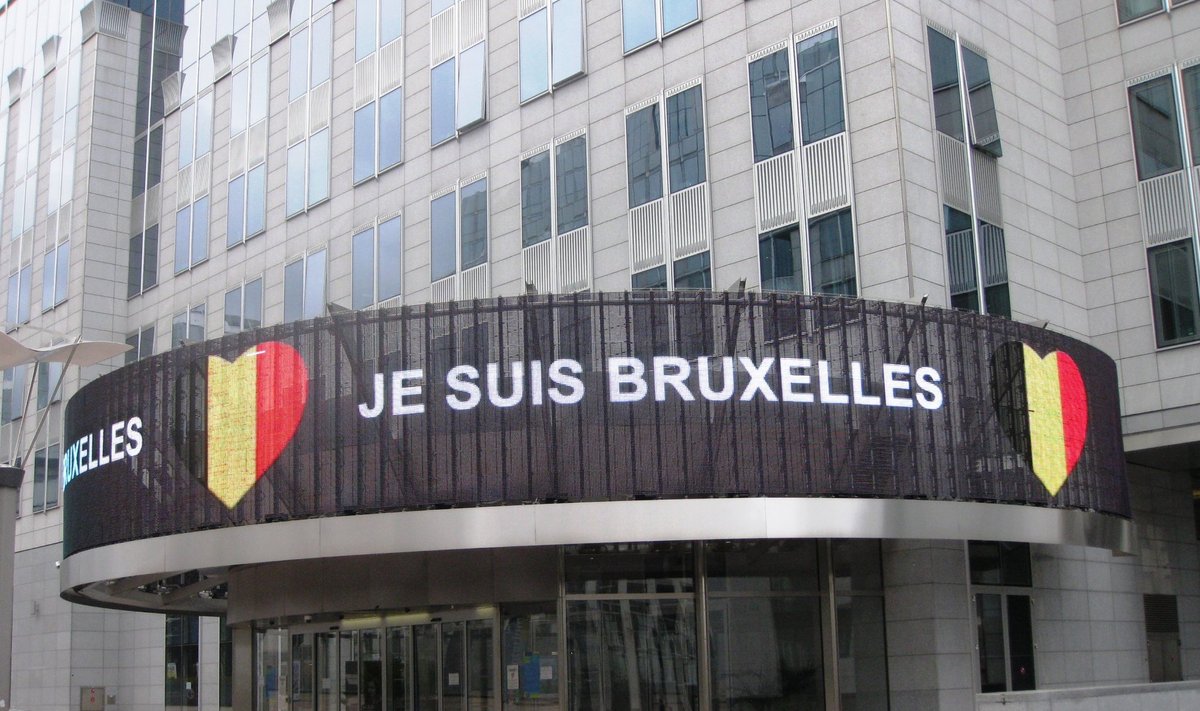 "Kui muidu jooksid seal kirjad "parlamentarium", siis täna olid ekraanil Belgia lipu värvides südamed ja kirjad flaami ja prantsuse keeles." 