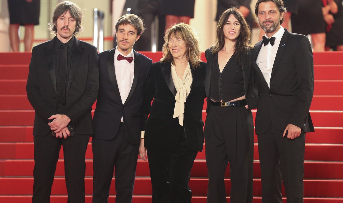 Staarid Cannes' punasel vaibal: keskel Jane Birkin ja Charlotte Gainsbourg "Velvet Undergroundi" esilinastusel.