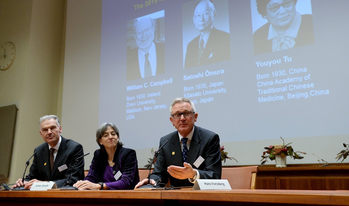 Karolinska instituudi Nobeli komitee liikmed Jan Andersson (vasakult), Juleen Zierath ja Hans Forssberg tutvustasid tänavusi meditsiinipreemia laureaate. Nende hulgas olid jaapanlane ja hiinlanna, aga ükski mustanahaline pole seni preemiat saanud.