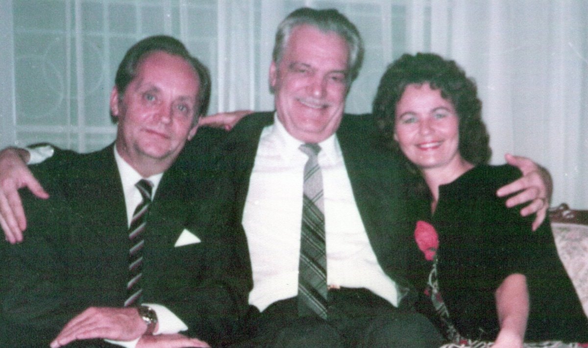 KOLM SÕPRA VENEZUELAS: Nõukogude Liidu suursaadik Vaino Väljas ja tema abikaasa Mai Väljas on Rumeenia kolleegi sõbralikus embuses. Foto 1980ndatest aastatest.