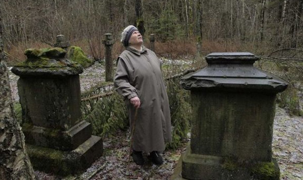 Ilse Rahkema on nördinud, et ühe Raikküla kultuuriväärtusega – Keyserlingide hauaplatsiga – nii hooletult on ümber käidud.