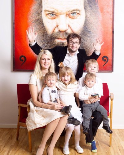 Liina koos abikaasa Oliveri ja lastega – Karl (7), Teele (6) ja kaksikud Mihkel ja Priit (1) – Ilmar Kruusamäe ühe tuntuma maali „Matti!” (õli, 1999) taustal