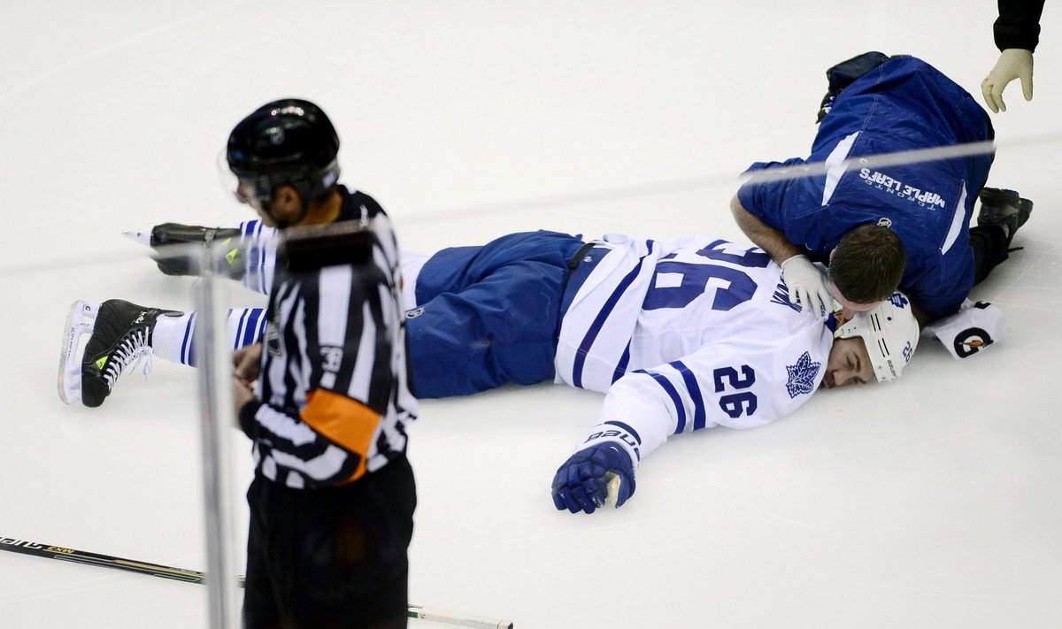 Toronto Maple Leafsi mängija Daniel Winnik jääl lebamas