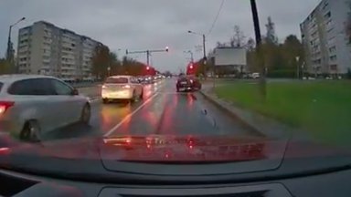Блогер RusDelfi раскритиковал светофор в Ласнамяэ. Это одно из самых спорных мест в городе