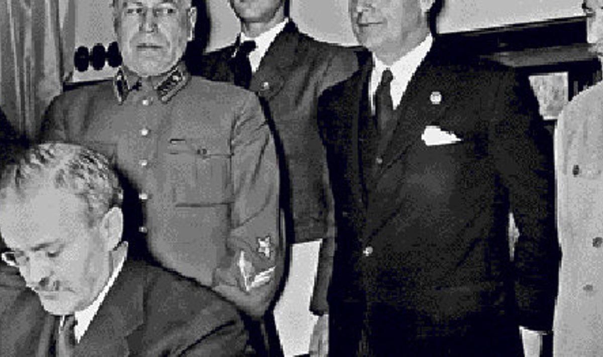 Vjatšeslav Molotov allkirjastab 28. septembril 1939. Saksamaa ja Nõukogude Liidu mittekallaletungilepingut.