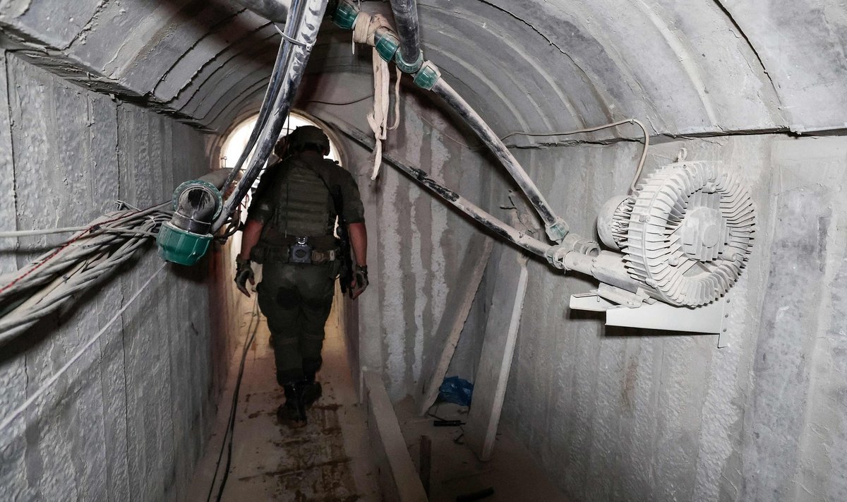 Iisraeli sõdurid tunnelis, mis armee väitel on Hamasi juhtimistunnel, asudes Gaza linnas UNRWA peakorteri all.