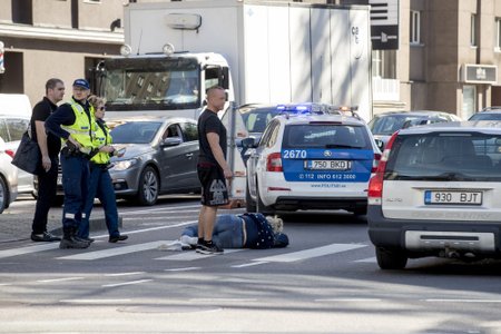 Liiklusõnnetus jalakäijaga Pronksi ja Narva mnt ristmikul