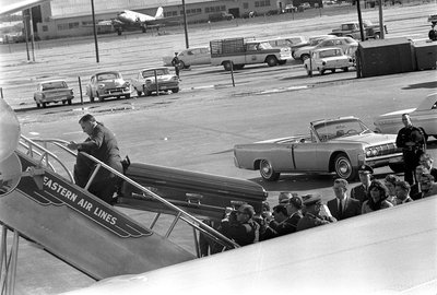 VIIMANE HETK DALLASES: JFK kirst toimetatakse Air Force One´i pardale. All jälgib toimuvat Jacqueline Kennedy.