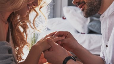 Ei jõua enam sõrmuse sõrme saamist ära oodata? Unusta romantiline traditsiooniline ühele põlvele laskumine. On ka teisi viise!