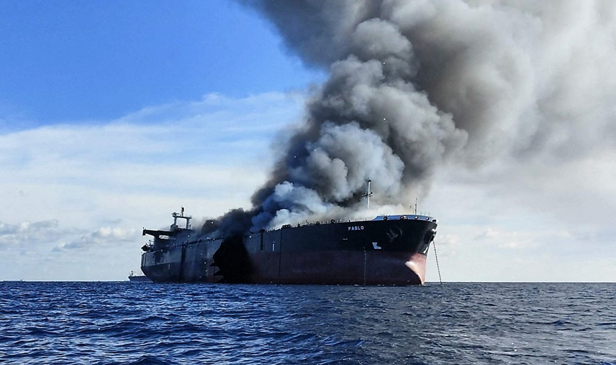 Süttinud naftatanker Pablo Malaisia lõunaranniku lähedal teel Hiinast Singapuri. Paks must suits mattis Gaboni lipu all sõitva laeva endasse. Selle pildi avaldas Malaisia merendusagentuur tänavu 2. mail. 