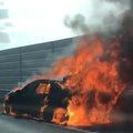 VIDEOD | Tallinna ringteel süttis sõidu pealt auto ja põles karkassini paljaks
