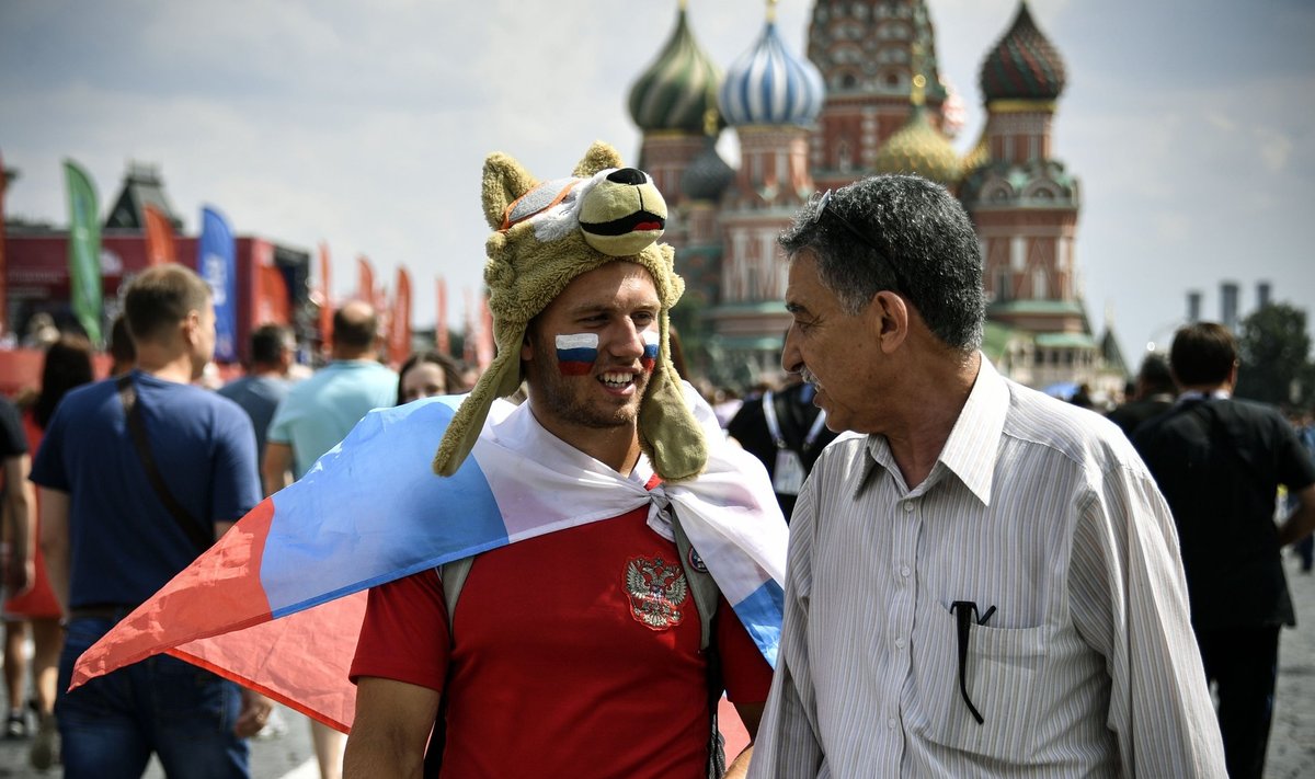 Venemaa jalgpallifännid Moskvas turistidega rääkimas.