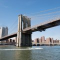 New Yorgi sillal hukkus bussi katuseluugist pea välja pistnud teismeline