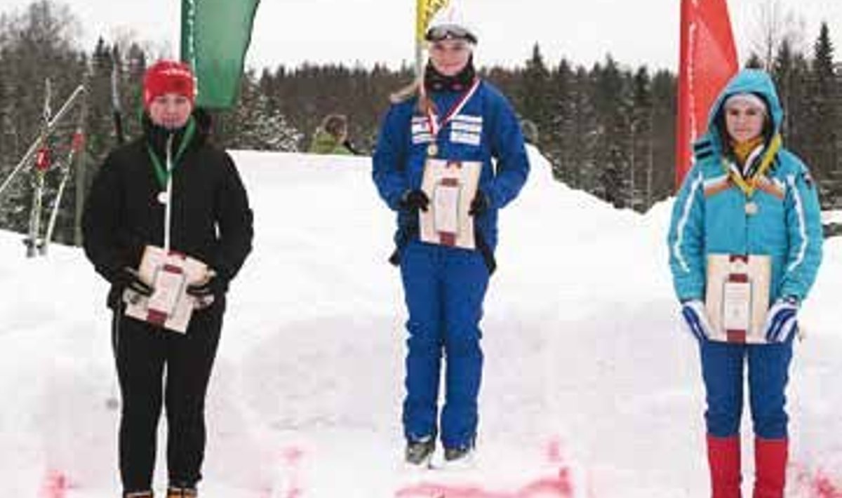 Kõrgeimal astmel on tüdrukute N14 1,4km võitja-Katariina Soone (CFC Jaak Mae Suusakool). (foto: Viimsi Teataja)