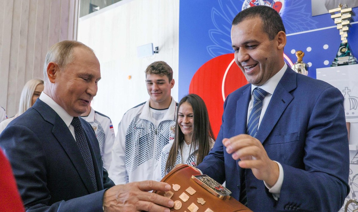 Rindelt järjest kehvemaid uudiseid saav Putin käis eile Moskvas Lužniki spordikompleksis uut poksikeskus avamas
