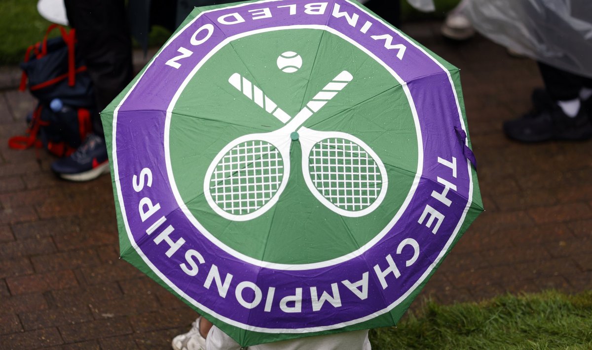 Vihmavarjud müüvad Wimbledonis igal aastal hästi. Aga eriti täna.