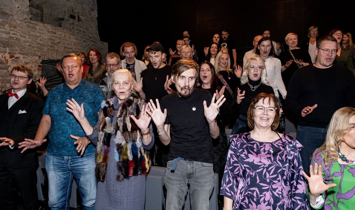 Eesti Harrastusteatrite Liit tähistas 35. sünnipäeva. Teiste harrastajate keskel rõõmustab lavastaja, näitleja ja näitekirjanik Janno Puusepp. 