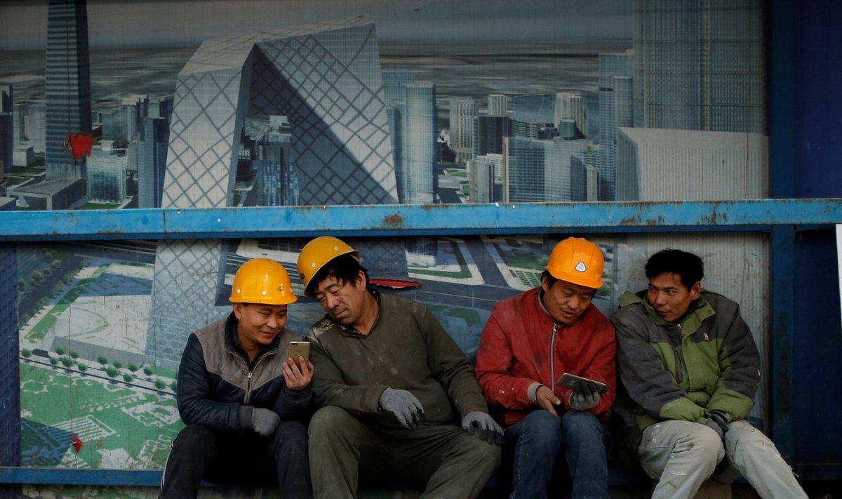 Hiina töölised mobiilidega.