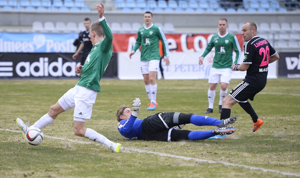 Joel Lindpere (paremal) lõi Levadia väravavahi Sergei Pareiko (keskel) seja taha pooltunni möödudes Kalju avavärava.