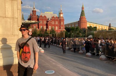  Moskva fännid ootavad Kanye Westi tema hotelli ees