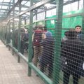 На пропускном пункте в Ивангороде огромная очередь в сторону России. Люди стояли больше часа