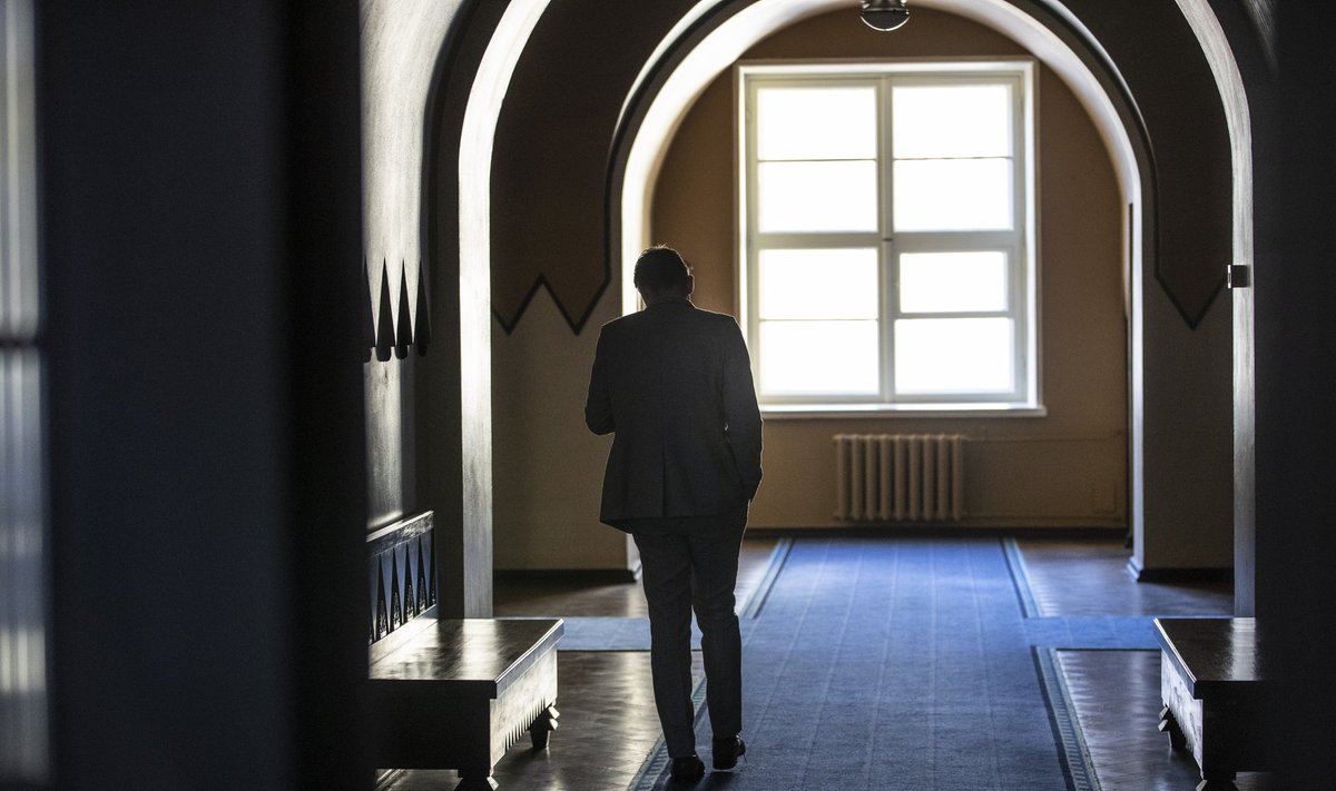 ...JA PÄIKE TÕUSEB: Riigikogu täiendavat istungit üritati rakendada reedel-laupäeval kokku 30 tundi. Üle anti pea 250 arupärimist ja 50 eelnõu.
