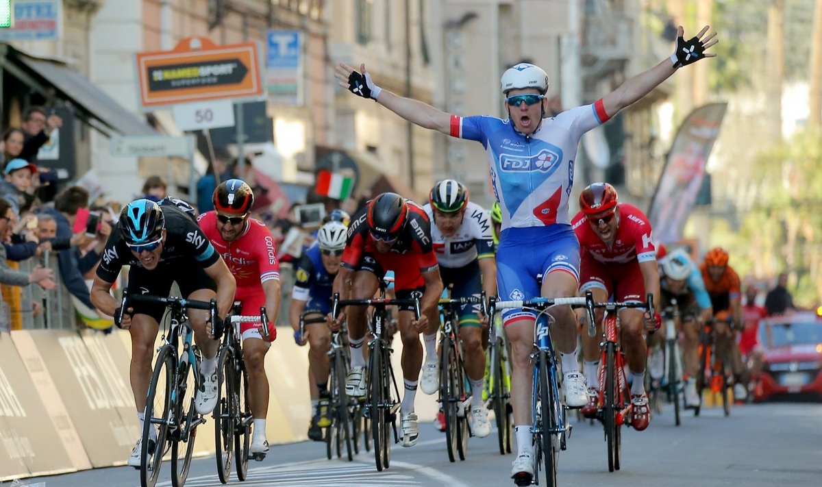 Arnaud Demare võidujoovastus Milano-San Remo klassiku finišis