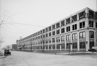 Packardi tehas ehituse aegu.