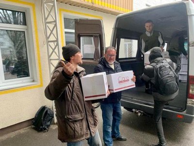 Бучанцы разгружают гуманитарную помощь в первый день после отступления россиян