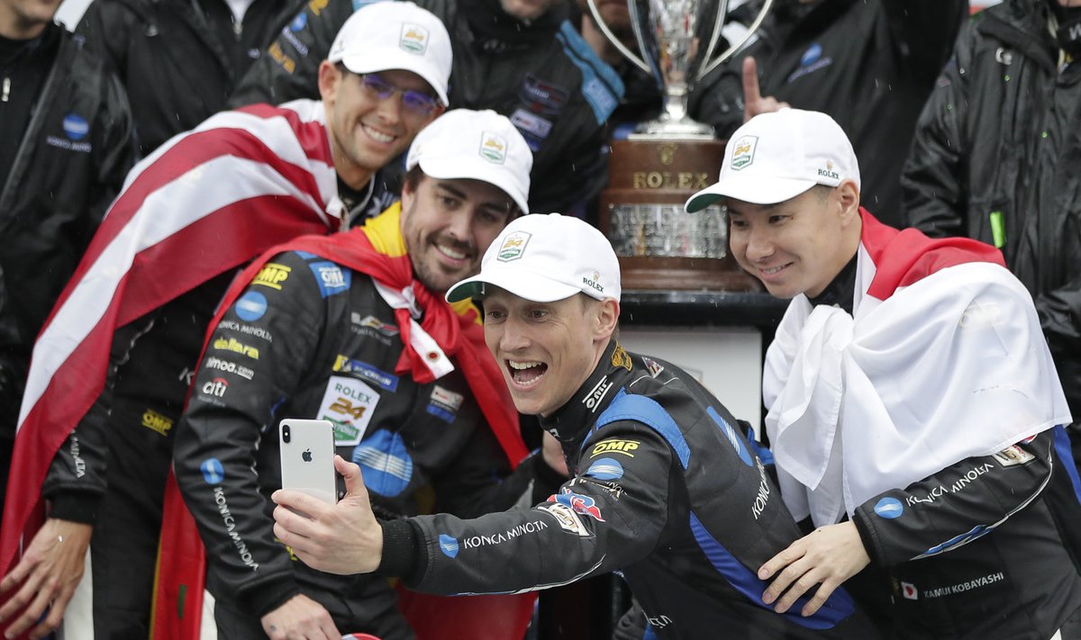 Võidukas tiim ühist selfie't tegemas: vasakult Jordan Taylor, Fernando Alonso, Renger van der Zande, Kamui Kobayashi