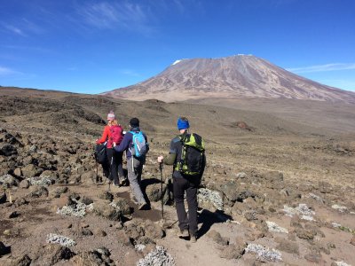 Teel viimasesse laagrisse, kust alustame öösel tõusu Kilimanjaro tippu. Taamal ta paistabki. 