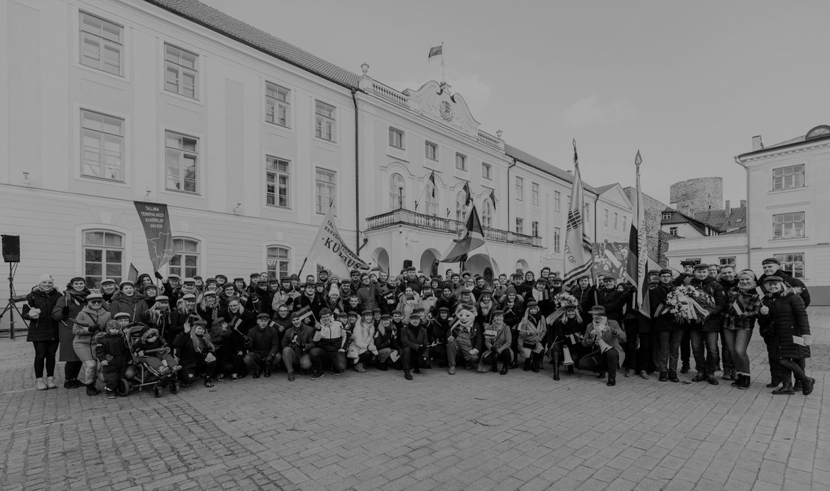 Студенты TalTech перед церемонией поднятия флага на 102 летие Эстонской республики 