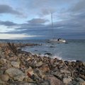 ФОТО: Севшая ночью на мель яхта Emily качается на прибрежных волнах