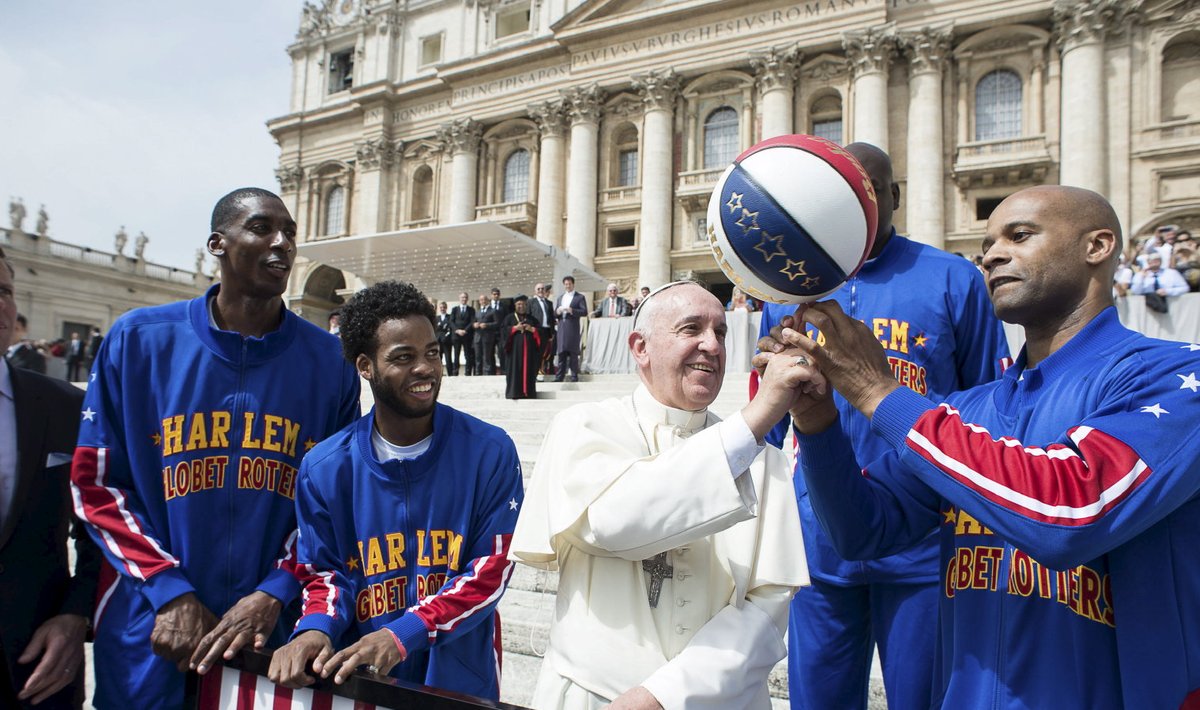 Harlem Globetrottersi korvpallurid koos paavstiga
