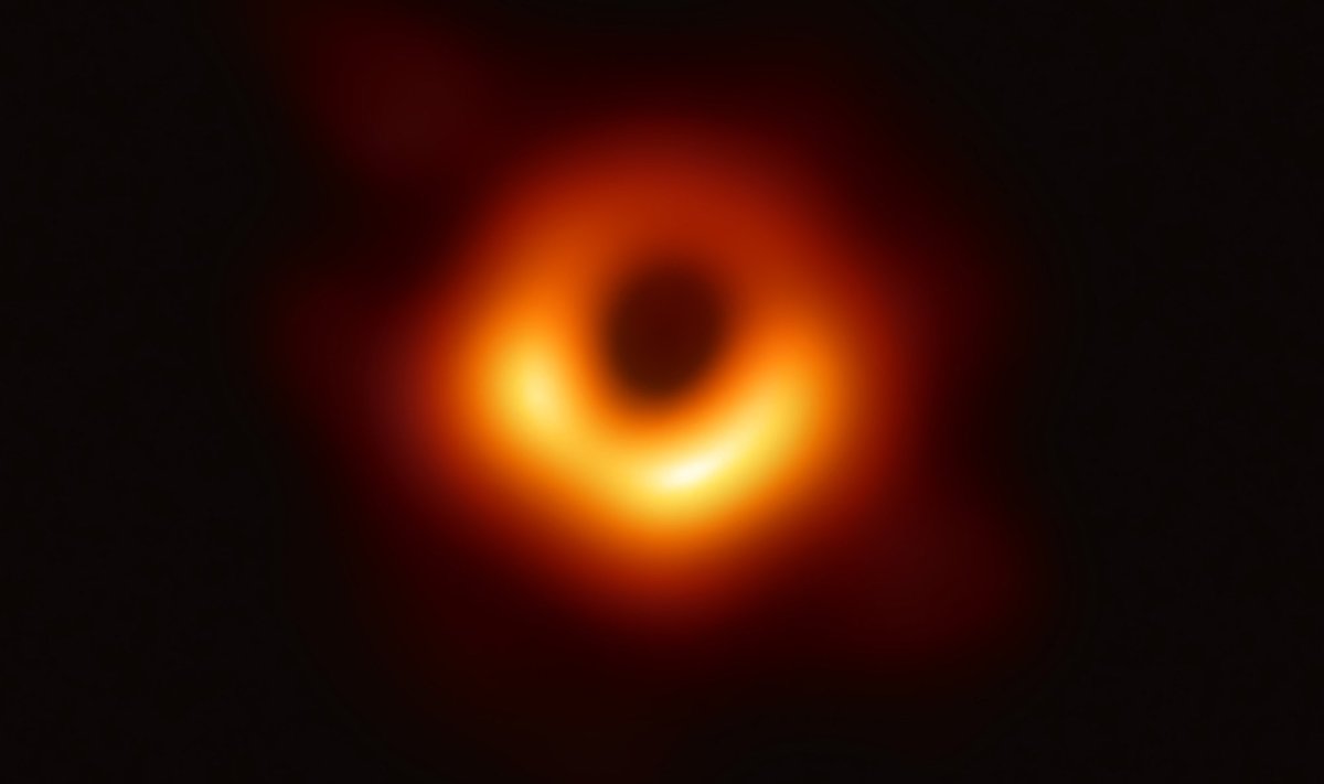 Esimene jäädvustus ülimassiivsest mustast august, tehtud 10. aprillil 2019 EHT (Event Horizon Telescope) abil.