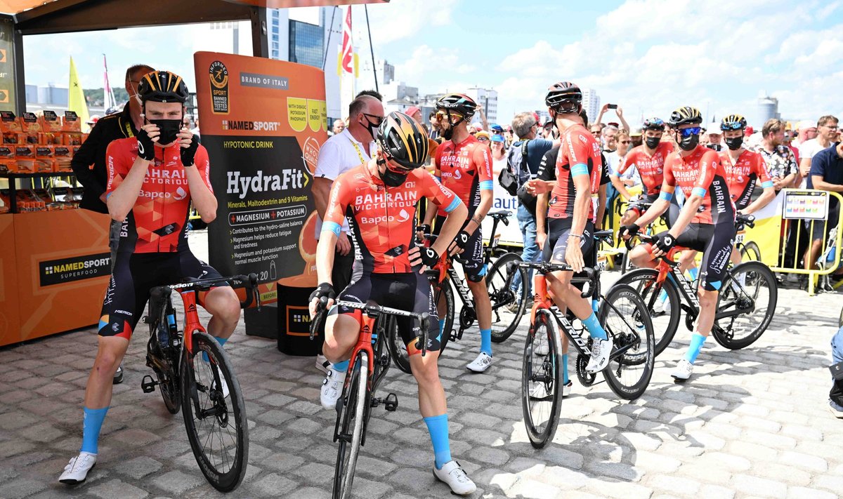 Bahrain-Victorious tiimi ratturid eile Taanis enne Tour de France'i kolmandat etappi.