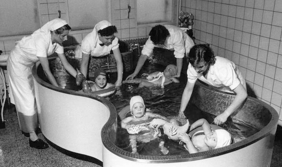 RASKE TÕBI: Lastehalvatust põdevad lapsed Hollandis Maastrichti haiglas aastal 1956.