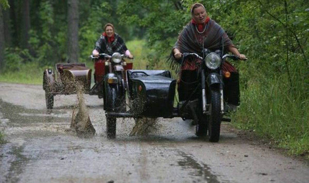 HALB ILM EI LOE MIDAGI: Mootorrattaga sõidab Kihnu naine iga päev – talvel ja kevadel ja sügisel ja suvel. 