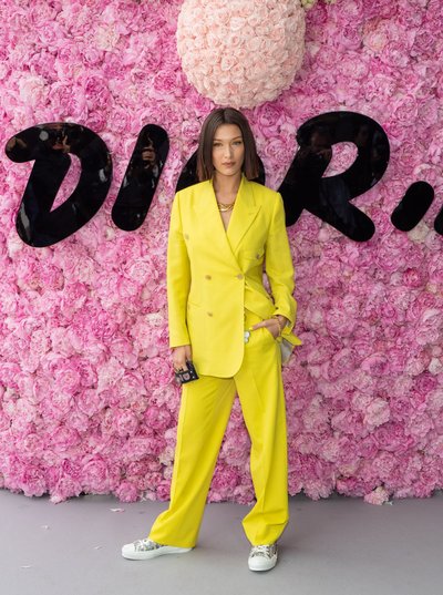 Modell Bella Hadid kannab pealaest jalatallani Diori.