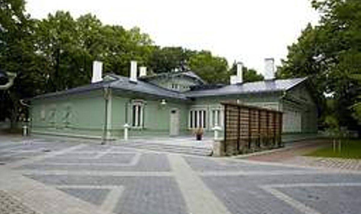 Hoovi pool on maja liigendus paremini märgatav, terrassile avanevate akendega verandal asub Jaan Poska muuseum. Priit Grepp