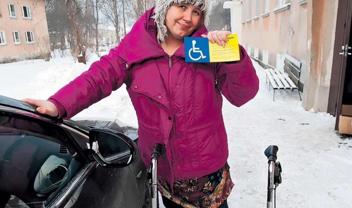 Maris Migul saab parkimiskoha kuritarvitajat korrale kutsuda üksnes auto klaasipuhasti vahele pistetud etteheitva kirjaga. Foto: Andres Putting