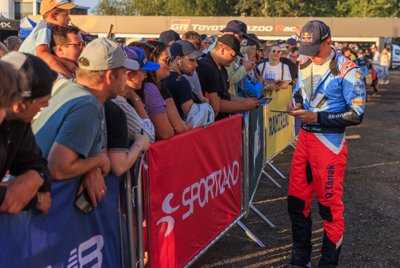 Tänak jagas õhtuses hooldusalas fännidele autogramme.