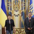 ФОТО: Порошенко вручил Савченко звезду "Героя Украины"